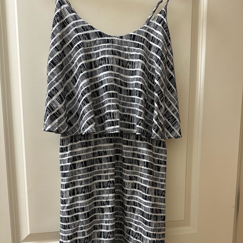 Women small black and white dress
